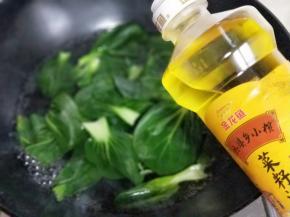 青菜焯水:锅中水烧开后加入青菜，滴几滴食用油。这样可以保持青菜原有的绿色。