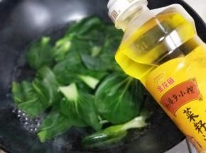 青菜焯水:锅中水烧开后加入青菜，滴几滴食用油。这样可以保持青菜原有的绿色。