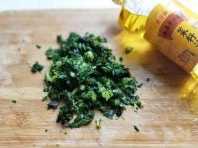 青菜淋干水份后切碎，加入调味好的肉糜中，搅拌均匀即可。