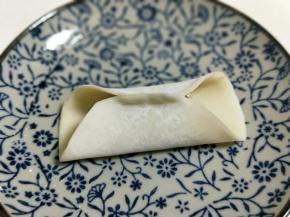 将饺子皮对着。如图