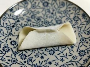 将饺子皮对着。如图