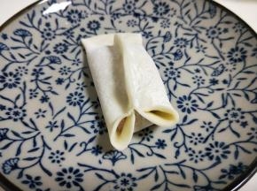 再另一端捏出金鱼的眼睛。如图