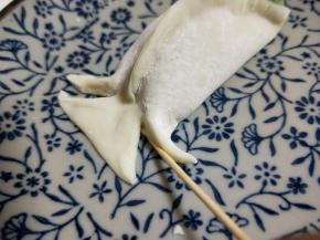 做尾巴，取一根牙签，压出租尾巴形状，如图。