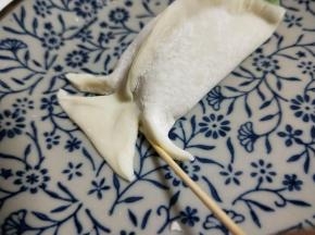 做尾巴，取一根牙签，压出租尾巴形状，如图。