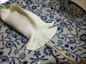 再压出鱼尾巴的痕迹。