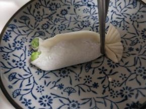 再鱼尾处用筷子夹一下。如图