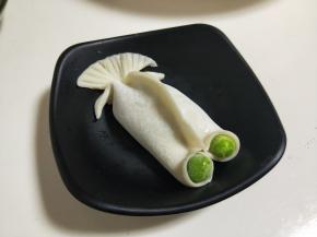 用豌豆做了鱼眼睛，这样金鱼饺子就包好啦！