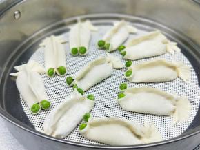 依次做好的金鱼饺子，放入蒸锅。大火烧开上汽后蒸8-10分钟即可。