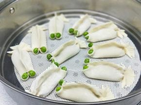 依次做好的金鱼饺子，放入蒸锅。大火烧开上汽后蒸8-10分钟即可。