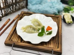 池塘中的小金鱼。