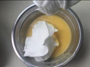 取1/3蛋白放入蛋黄糊里拌匀