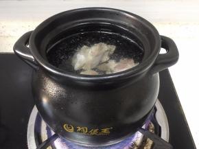 将排骨放入煲中小火