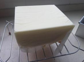 入烤箱155度烤40分钟。出炉倒扣