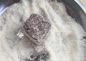 接着放到椰蓉盆里沾满椰蓉。