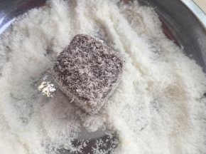 接着放到椰蓉盆里沾满椰蓉。