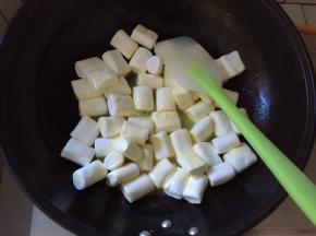 黄油用小火软化，加入棉花糖，一直搅拌，全程只能小火