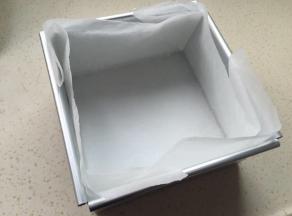 给七寸方模垫好油纸
