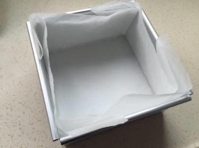 给七寸方模垫好油纸