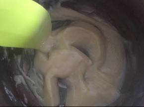 玉米油在奶锅里小火加热至起纹路，然后倒入低粉拌匀（B）