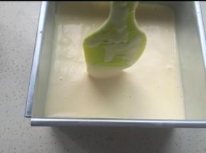 然后从10厘米高处缓缓倒入蛋糕液。震一下，抹平。