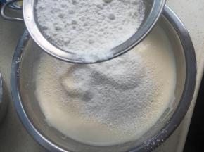 先筛入低粉拌匀，再倒入牛奶黄油拌匀。（注意手法，翻拌）