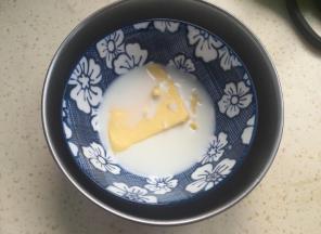 黄油放入牛奶里，隔温水溶化黄油