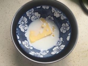 黄油放入牛奶里，隔温水溶化黄油