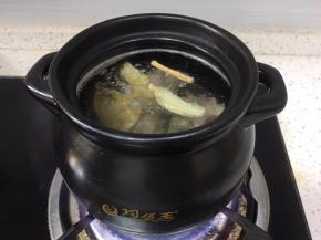 将生姜切片，当归，党参放入煲中