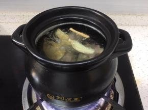 将生姜切片，当归，党参放入煲中