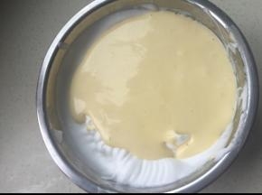 然后再和剩余的蛋白拌匀（翻拌）