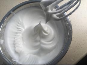 蛋清分三次加入细砂糖开始打发，打发到拉起大弯钩。（湿性发泡）