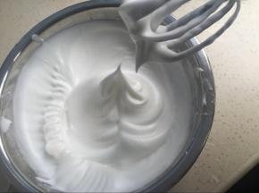 蛋清分三次加入细砂糖开始打发，打发到拉起大弯钩。（湿性发泡）