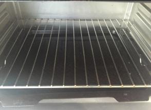 烤盘里注入热水，放底部。开始预热155度