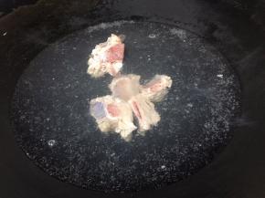 锅里放水，排骨放入去除浮油
