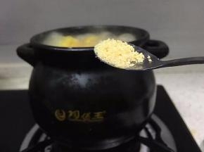 将玉米切段，放入煲中，煮20分钟，放一勺鸡精