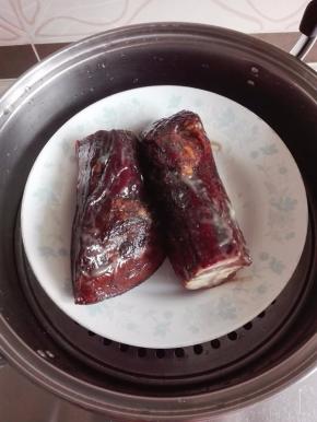 腊肉需要提前清洗，用刀刮净表面的污渍，上锅蒸20分钟