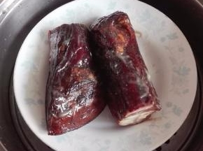 腊肉需要提前清洗，用刀刮净表面的污渍，上锅蒸20分钟
