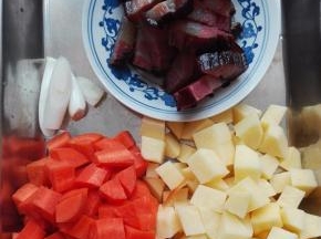 胡萝卜、土豆去皮洗净切丁，蒸好的腊肉切片