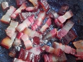 炒锅不放油，放入腊肉小火煸炒，煸出油脂
