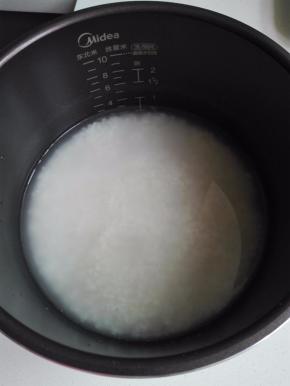 大米淘洗干净，放入电饭锅中