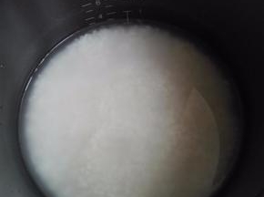 大米淘洗干净，放入电饭锅中