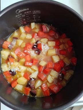 炒好的菜倒入电饭锅中，用饭勺稍微拌一下；加入水与蔬菜齐平即可