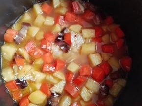 炒好的菜倒入电饭锅中，用饭勺稍微拌一下；加入水与蔬菜齐平即可