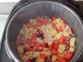 香喷喷的腊肉焖饭，开盖就被这香味馋到了