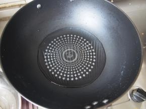 清水倒入锅中，煮开。