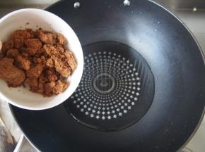 加入红糖，搅拌溶解。