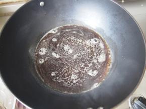 将糖水煮开，充分搅拌溶解。