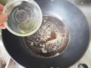 加入花生油，搅拌均匀。