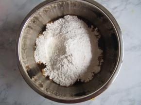 将糖水冷却至40度左右，加入年糕粉搅拌匀匀。