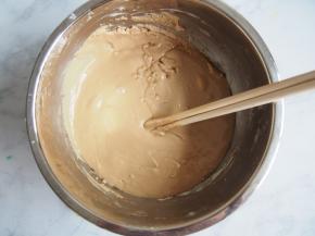 充分搅拌成流动的糊状。